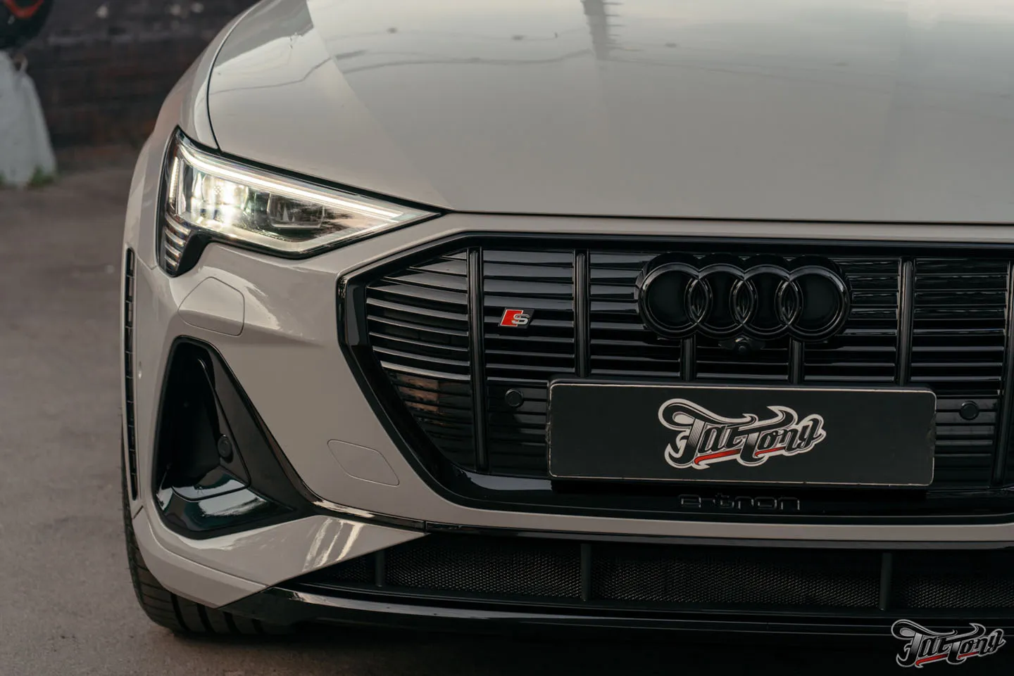 Оклеили Audi e-tron S глянцевым полиуретаном и сделали фирменный Шиномонтаж на вибростенде